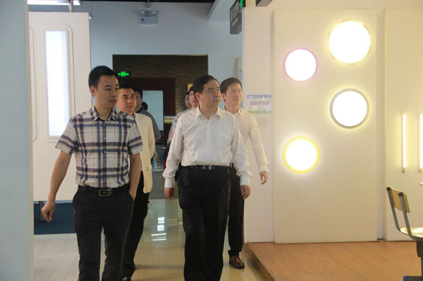 参观展厅.jpg